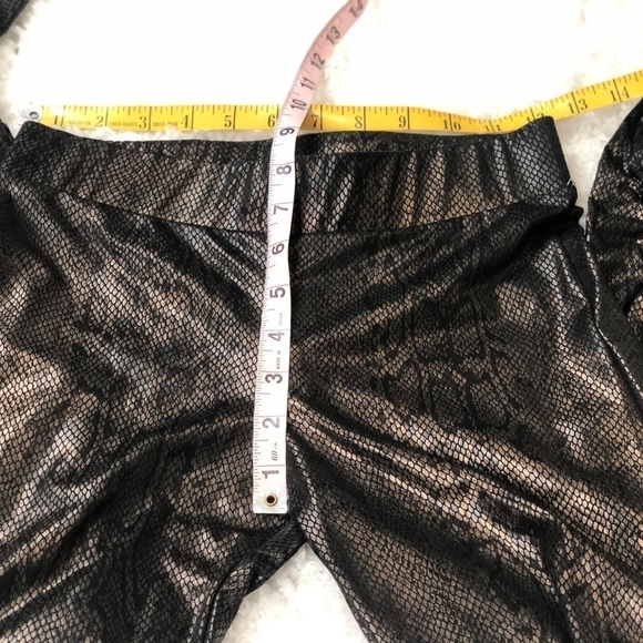 🆕 Candie’s metallic snakeskin leggings black gold - Picture 4 of 9